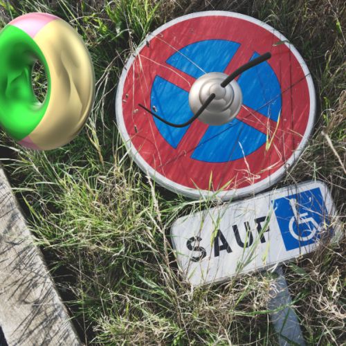 Panneau allongé dans l'herbe et profitant du soleil n°1