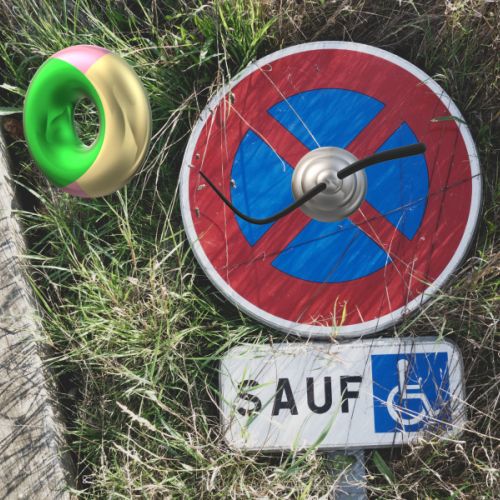 Panneau allongé dans l'herbe et profitant du soleil n°2